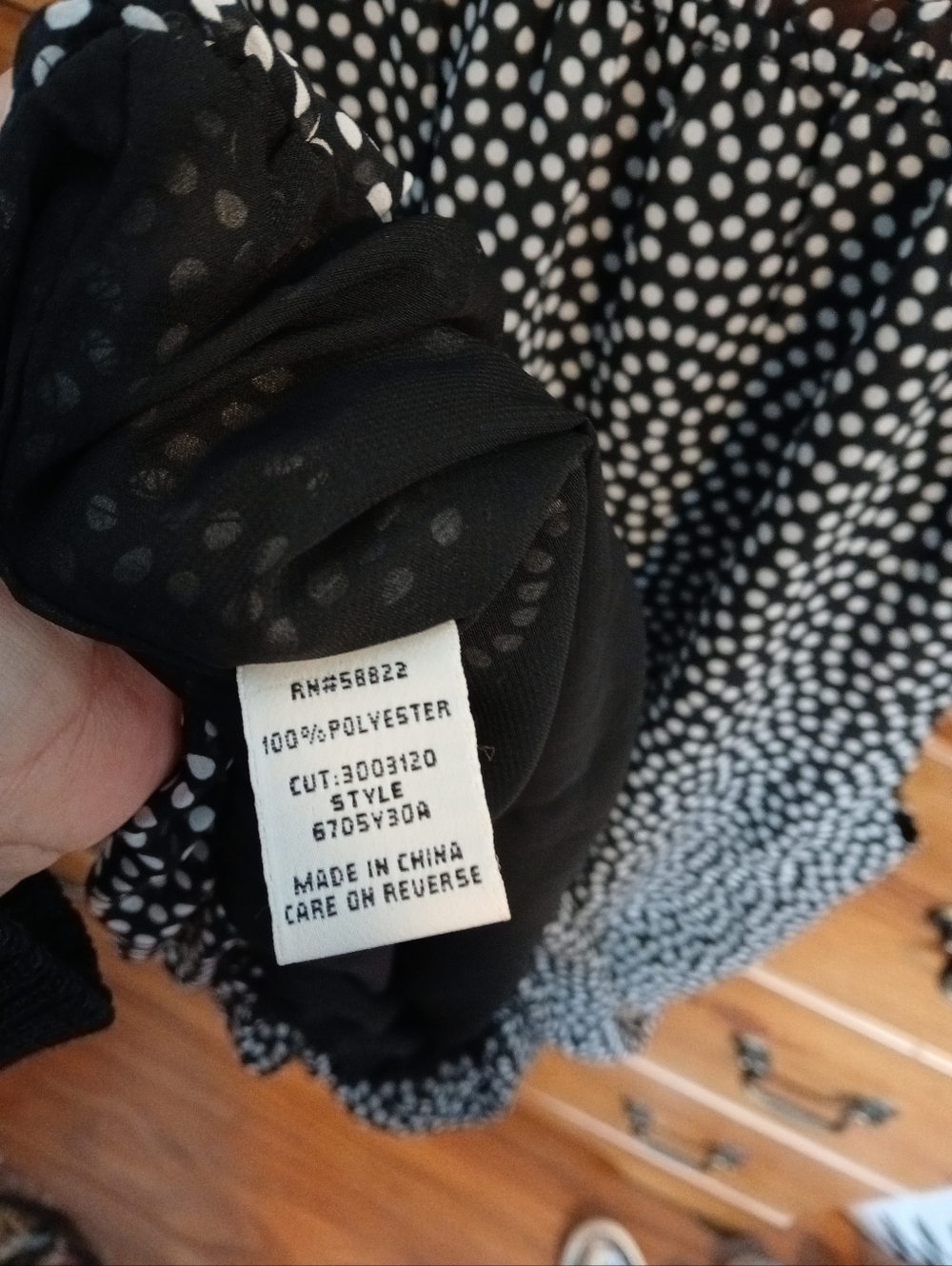 Max Studio Black and White Polka Dot Sleeveless V-Neck Top /Size : L - Picture 7 of 9
